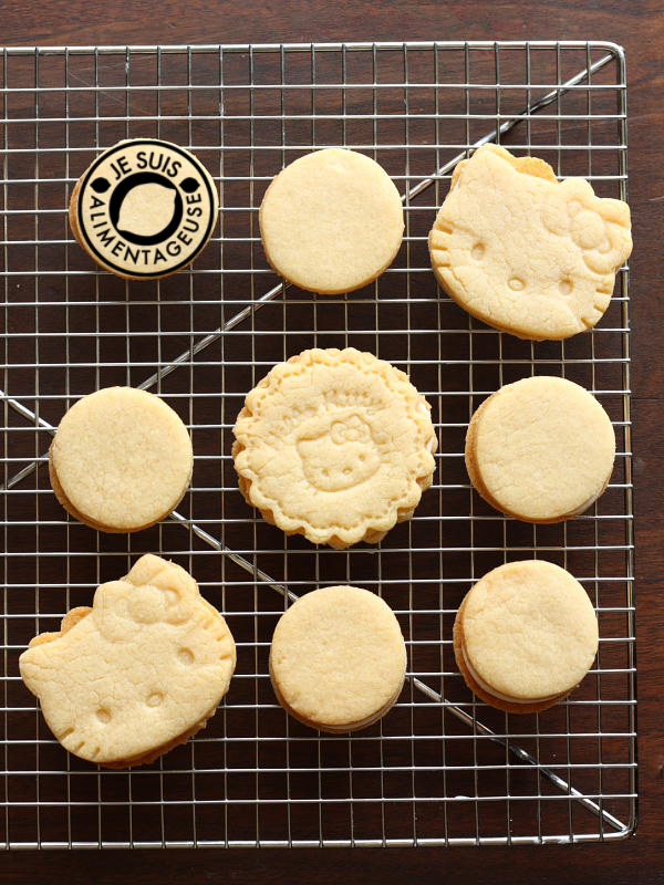 Homemade Golden Oreos - #Milk-flavoured #oreos for those who aren't the biggest fans of the chocolate originals | alimentageuse.com #desserts #goldenoreos