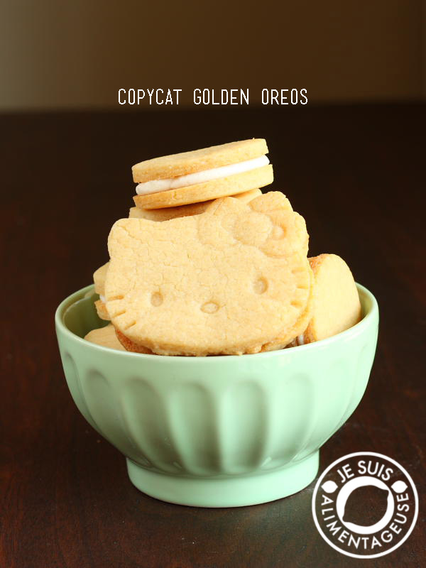 Copycat Golden Oreos - #Milk-flavoured #oreos for those who aren't the biggest fans of the chocolate originals | alimentageuse.com #desserts #goldenoreos