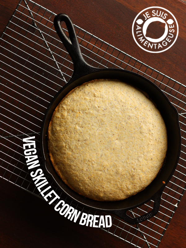 Vegan Skillet Cornbread | alimentageuse.com #cornbread #bread #cornmeal #polenta