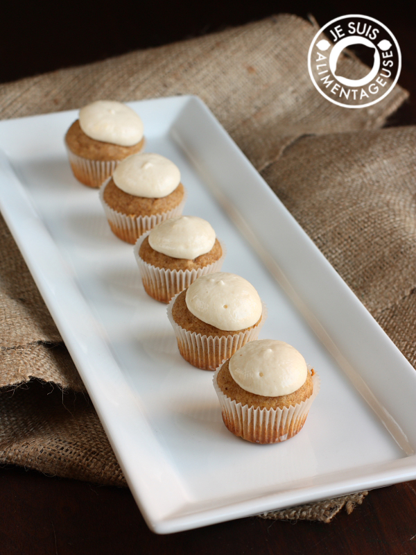 Vegan Pumpkin Cupcakes with Cream Cheese Icing | alimentageuse.com | #fall #pumpkin #vegan 