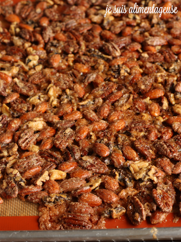 Spiced Maple Roasted Nuts - a perfect gift or a great fingerfood for a potluck or party! | alimentageuse.com #appetizers #snacks #vegan #glutenfree