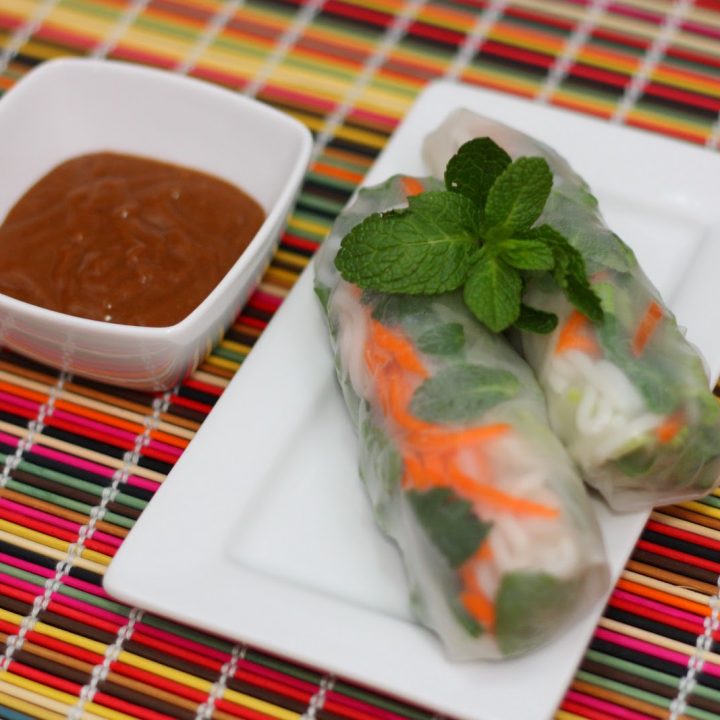 Vietnamese Fresh Spring Rolls with Peanut Sauce (Goi Cuon voi Tuong Dau