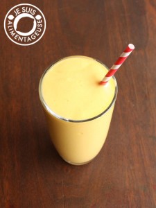 Fresh mango lassi recipe for a tropical treat from alimentgeuse.com #mango #dessert #smoothie #drink