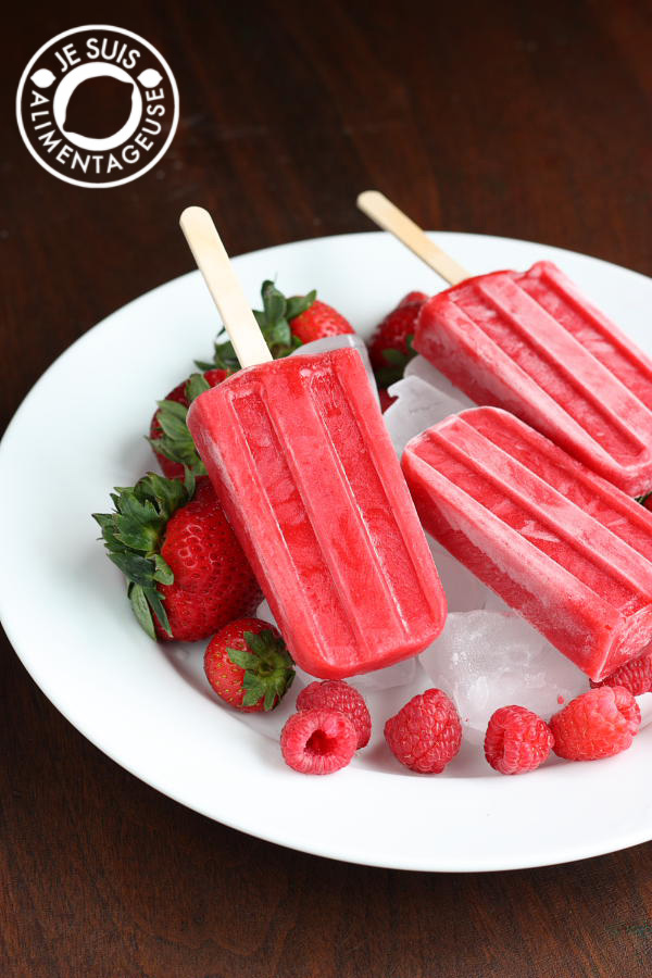 #Strawberry #Raspberry #Popsicles from alimentageuse.com. Perfect for a bright summer day! #vegan 