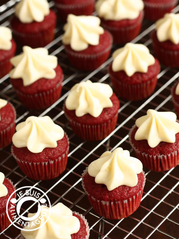 Natural Red Velvet Cupcakes | alimentageuse.com - Naturally made, vegan with no artificial food colouring! #cupcakes #vegan #beets