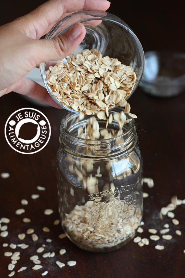 Vegan overnight oats - A base recipe that can be customized to your tastes! alimentageuse.com #vegan #breakfast #oatmeal