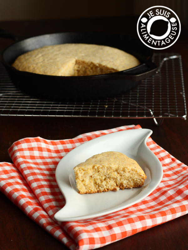 Vegan Skillet Cornbread | alimentageuse.com #cornbread #bread #cornmeal #polenta