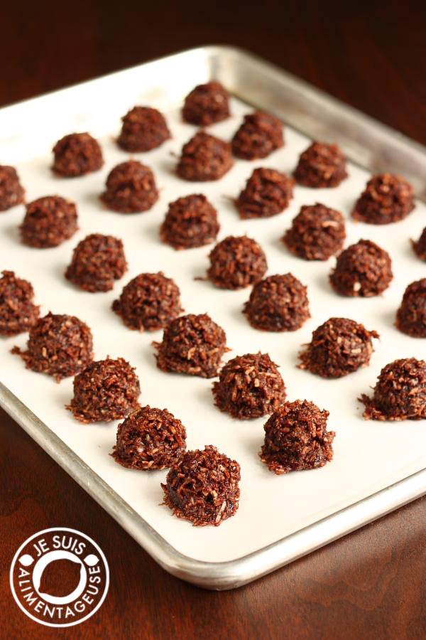 Vegan Chocolate Coconut Macaroons | alimentageuse.com #vegan #cookies #christmas #coconut