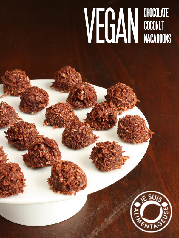 Vegan Chocolate Coconut Macaroons | alimentageuse.com #vegan #cookies #christmas #coconut