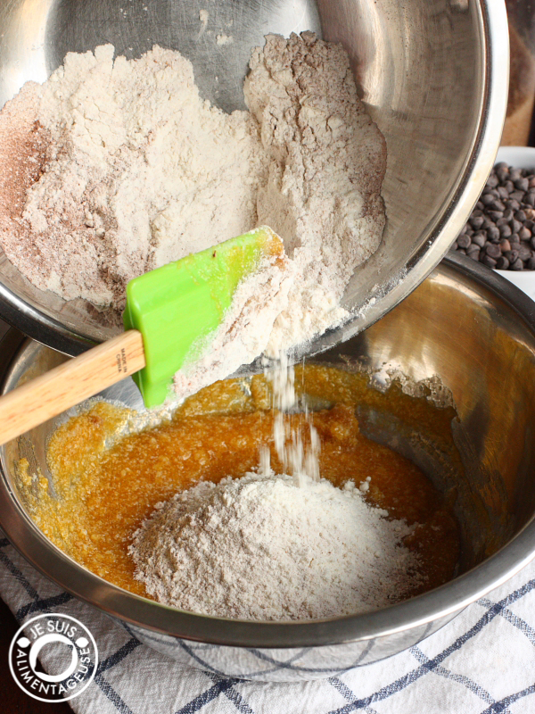 Adding the dry ingredients to the wet ingredients | Pumpkin Chocolate Chip Muffins | alimentageuse.com #pumpkin #fall #chocolate #vegan