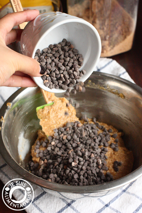 Adding the chocolate chips | Pumpkin Chocolate Chip Muffins | alimentageuse.com #pumpkin #fall #chocolate #vegan