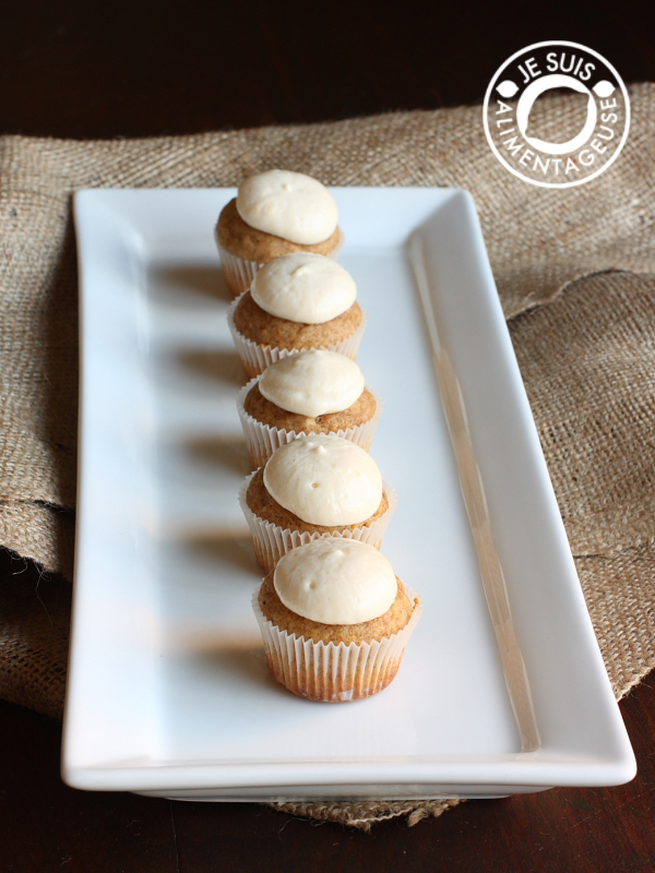 Vegan Pumpkin Cupcakes with Cream Cheese Icing | alimentageuse.com | #fall #pumpkin #vegan 