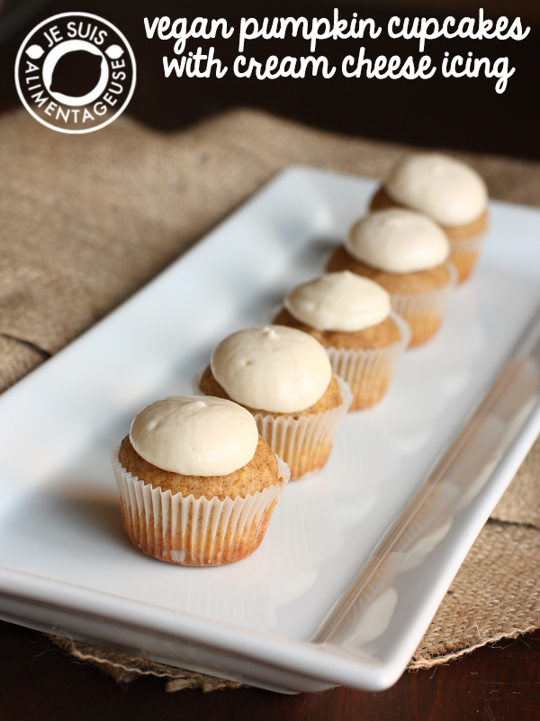 Vegan Pumpkin Cupcakes with Cream Cheese Icing | alimentageuse.com | #fall #pumpkin #vegan