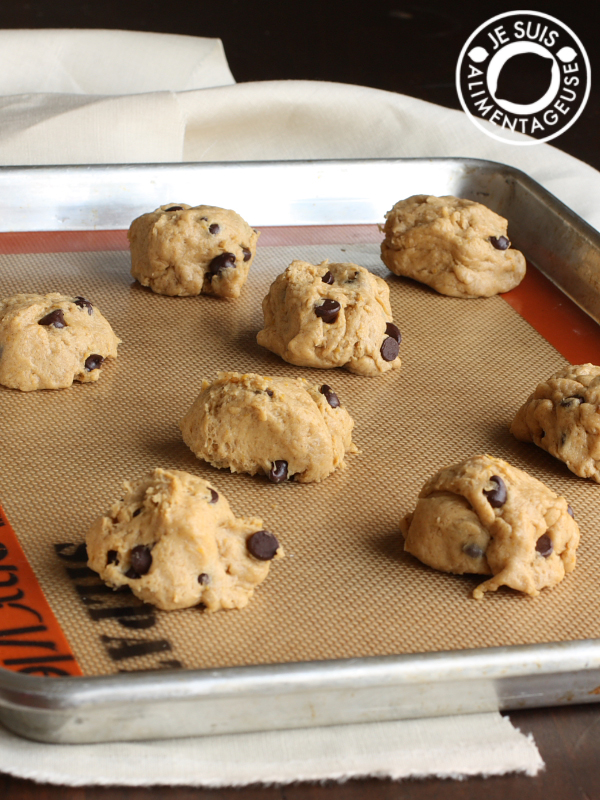 Pumpkin Chocolate Chip Cake Cookies | alimentageuse.com #pumpkin #cookies #holidays