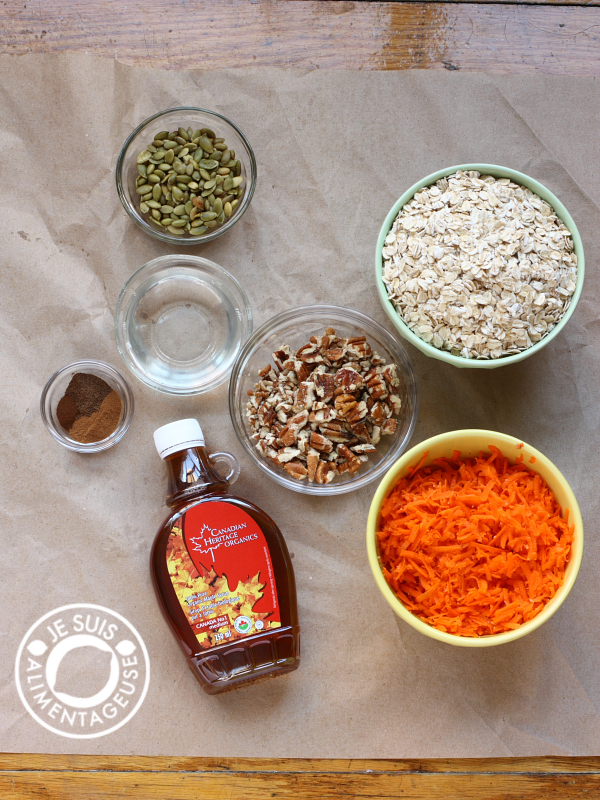 Carrot Cake Granola - Makes a great gift! | alimentageuse.com #vegan #carrotcake #granola #breakfast #fall #gift