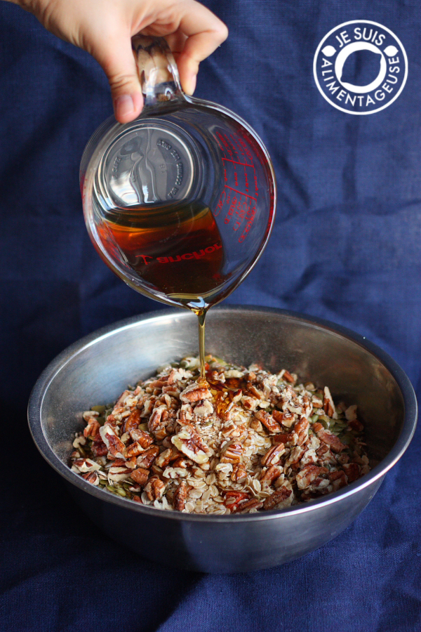 Carrot Cake Granola - Makes a great gift! | alimentageuse.com #vegan #carrotcake #granola #breakfast #fall #gift