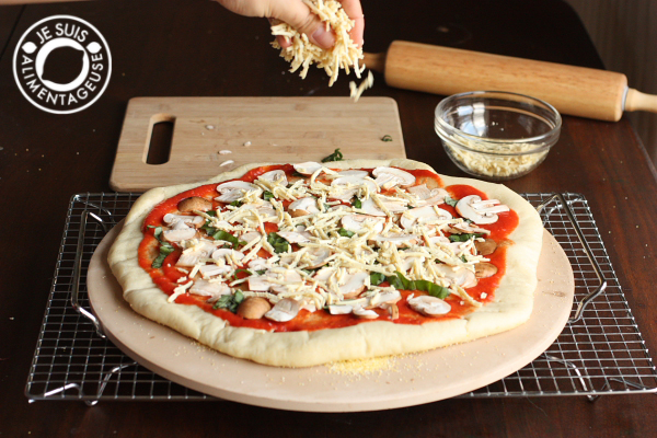 Vegan pizza and the secret to an ultra crispy crust! | alimentageuse.com | #vegan #Daiya #pizza