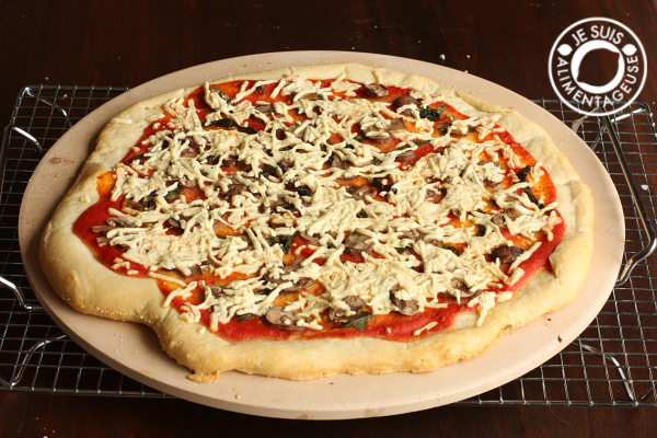 Vegan pizza and the secret to an ultra crispy crust! | alimentageuse.com | #vegan #Daiya #pizza