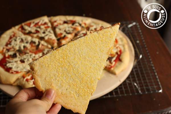 Vegan pizza and the secret to an ultra crispy crust! | alimentageuse.com | #vegan #Daiya #pizza