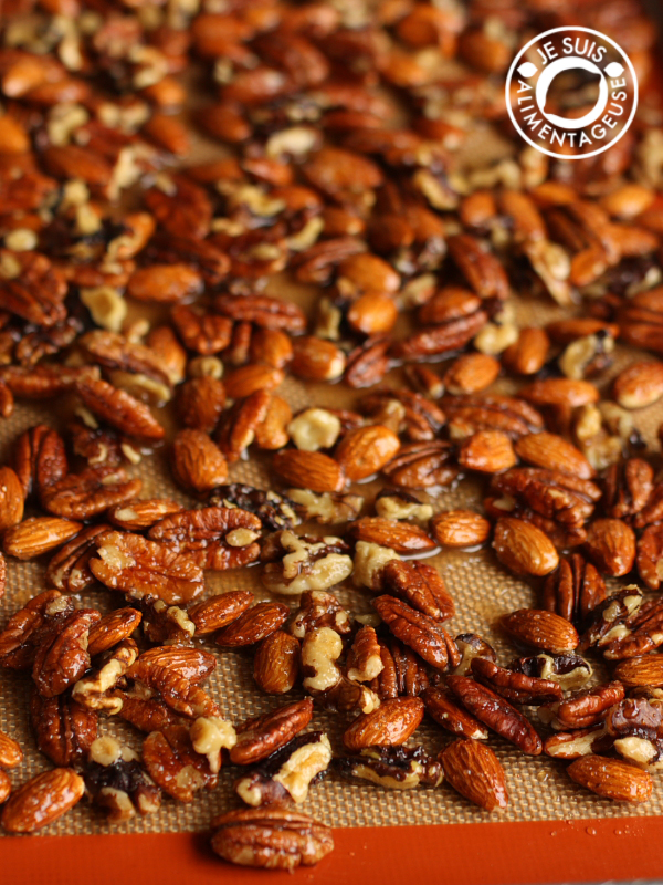 Spiced Maple Roasted Nuts - a perfect gift or a great fingerfood for a potluck or party! | alimentageuse.com #appetizers #snacks #vegan #glutenfree