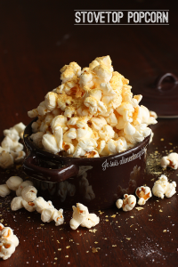 Toss that bagged nuked stuff, this stovetop popcorn is way better, and healthier! | alimentageuse.com #healthy #vegan #popcorn