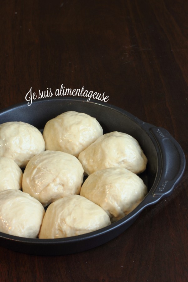 Vegan Maple Dinner Rolls - Soft, fluffy and filling rolls with a hint of maple flavour | alimentageuse.com #vegan #bread #maple