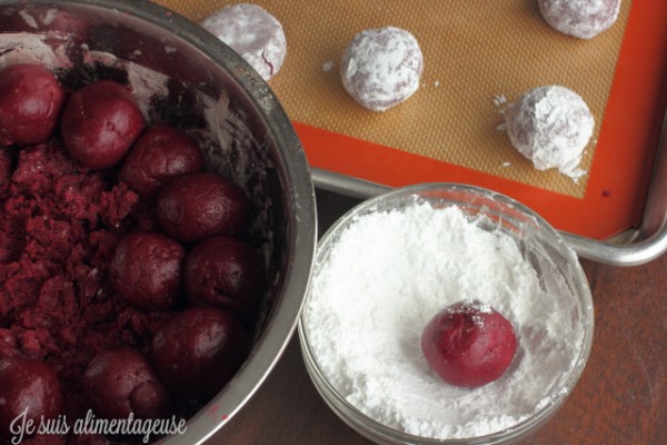 Vegan Red Velvet Crinkle Cookies - with absolutely NO FOOD COLOURING! #natural #vegan #redvelvet #valentines #cookies