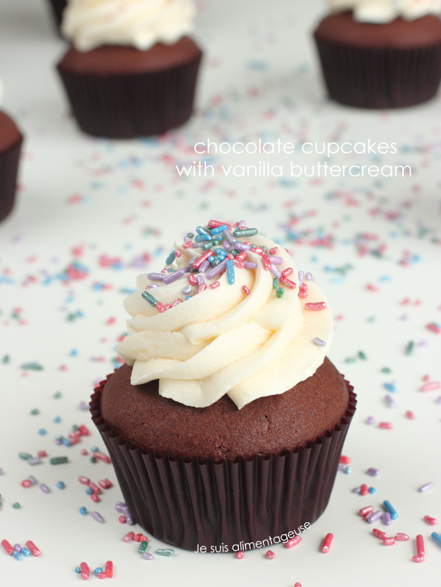 Fluffy, dark, vegan chocolate cupcakes with vanilla buttercream | Je suis alimentageuse | #vegan #chocolate #cupcakes