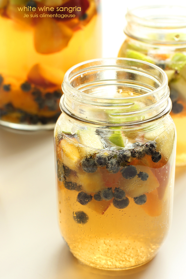 White Wine Sangria with LOTS of fruit! | Je suis alimentageuse