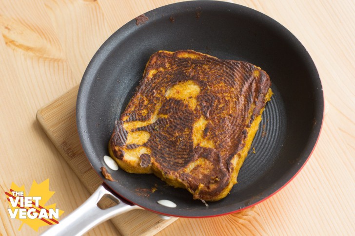 Vegan Pumpkin French Toast | The Viet Vegan | Warm up on fall mornings with this pumpkin french toast!