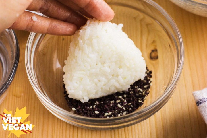 Vegan Miso Dulse Onigiri | The Viet Vegan | Japanese versions of "sandwiches", onigiri are stuffed rice triangles