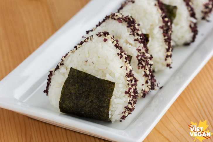 Vegan Miso Dulse Onigiri | The Viet Vegan | Japanese versions of "sandwiches", onigiri are stuffed rice triangles