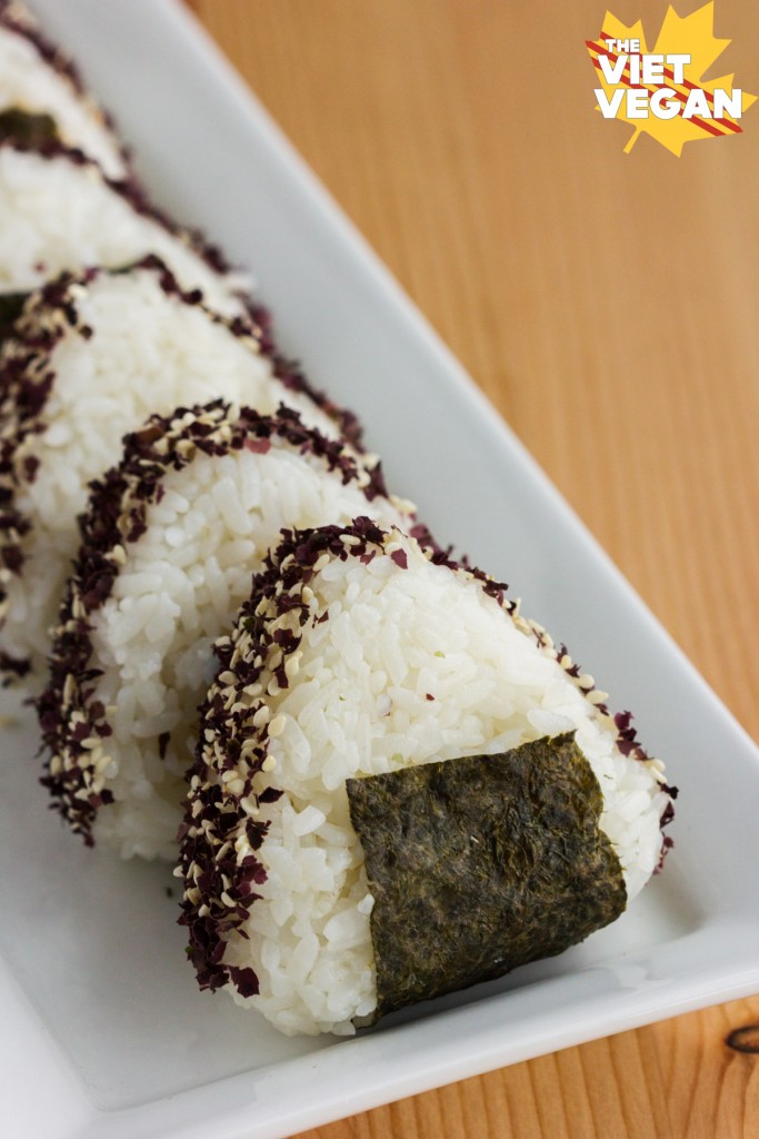 Vegan Miso Dulse Onigiri | The Viet Vegan | Japanese versions of "sandwiches", onigiri are stuffed rice triangles