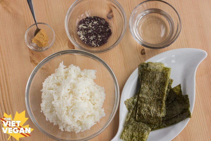 Vegan Miso Dulse Onigiri | The Viet Vegan | Japanese versions of "sandwiches", onigiri are stuffed rice triangles