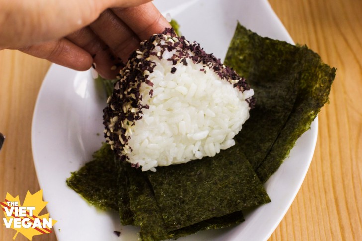 Vegan Miso Dulse Onigiri | The Viet Vegan | Japanese versions of "sandwiches", onigiri are stuffed rice triangles