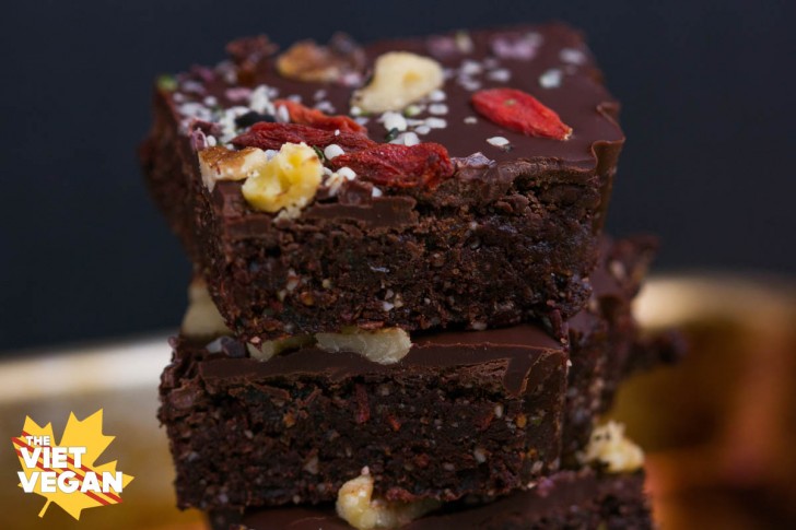 (Almost Raw) Vegan Superfood Brownies | The Viet Vegan | Fudgy, chocolaty, and full of good-for-you ingredients!
