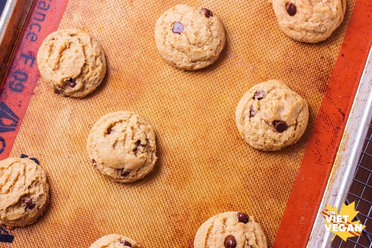 Vegan Pumpkin Spiced Chocolate Chip Cookies | The Viet Vegan | Soft, chewy, spiced with bursts of chocolate that will make your tastebuds swoon =)