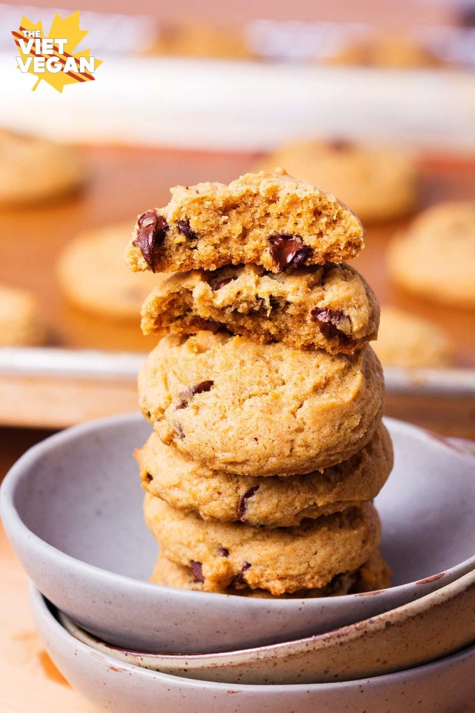 Vegan Pumpkin Spiced Chocolate Chip Cookies | The Viet Vegan | Soft, chewy, spiced with bursts of chocolate that will make your tastebuds swoon =)