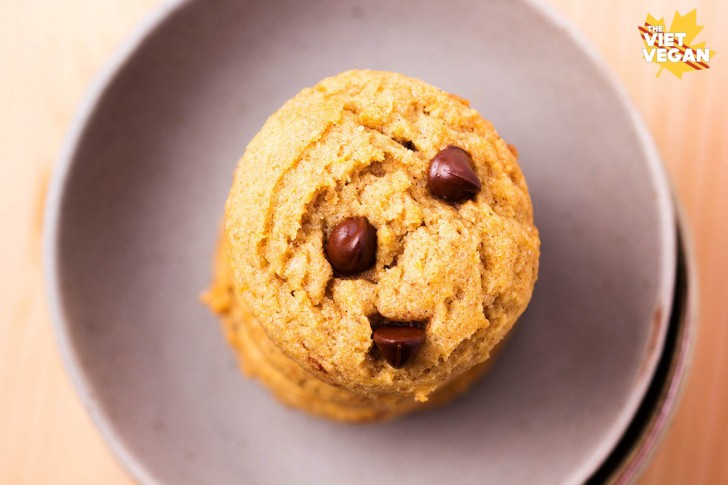 Vegan Pumpkin Spiced Chocolate Chip Cookies | The Viet Vegan | Soft, chewy, spiced with bursts of chocolate that will make your tastebuds swoon =)