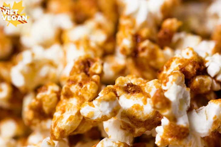 https://thevietvegan.com/wp-content/uploads/2015/12/vegan-caramel-popcorn-h-close-w.jpg