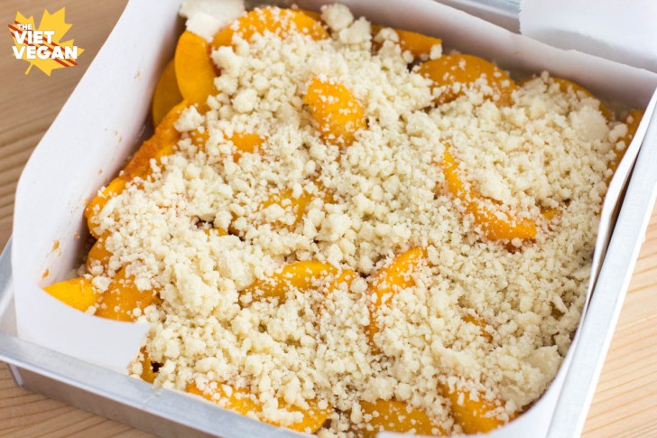 Extra Peachy Peach Crumb Bars | The Viet Vegan |