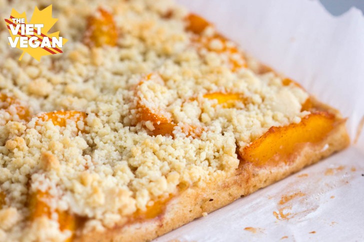 Extra Peachy Peach Crumb Bars | The Viet Vegan |