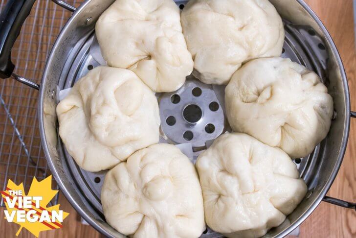 6 steamed buns, cooked, arranged on the steam bun tray