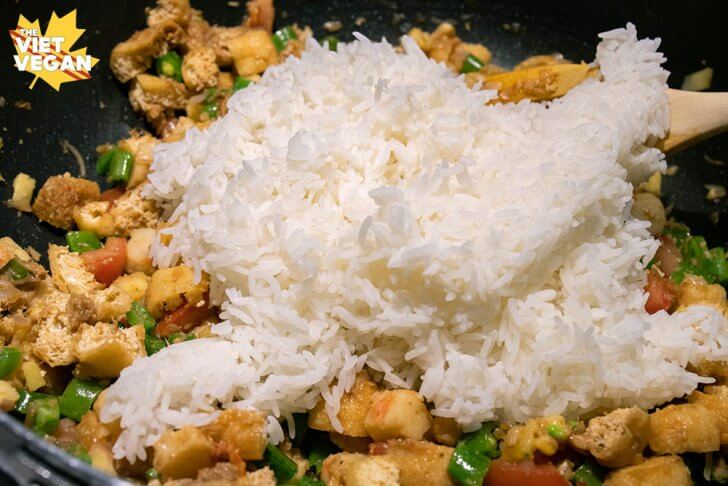 vegan-tom-yum-fried-rice-cooking