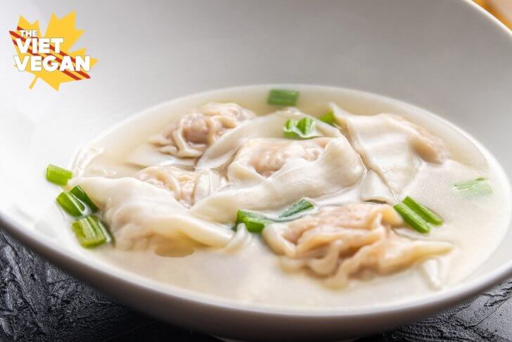 https://thevietvegan.com/wp-content/uploads/2020/01/vegan-wonton-soup-in-an-asymetrical-bowl-close-up-728x486.jpg