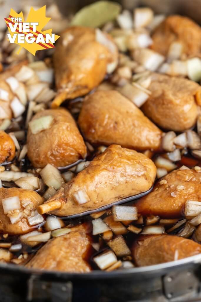 vegan drumsticks in the marinade in the pot