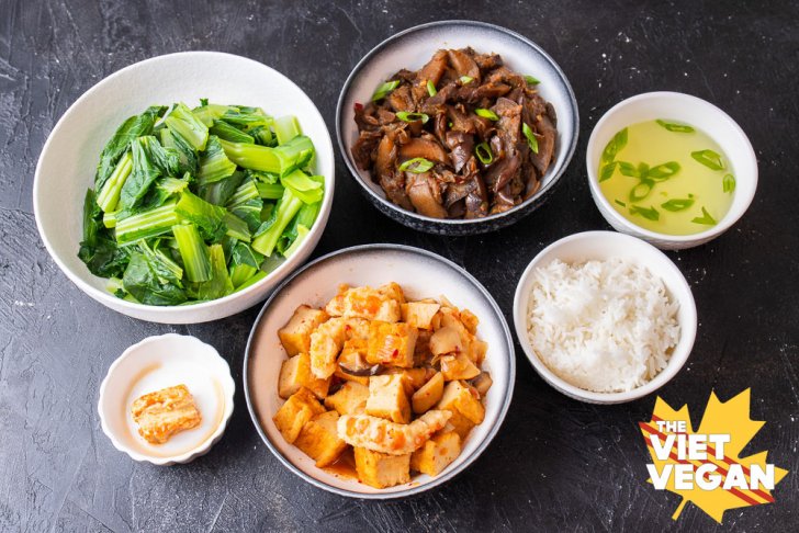 6 bowls of various different Vietnamese dishes as a typical homestyle dinner