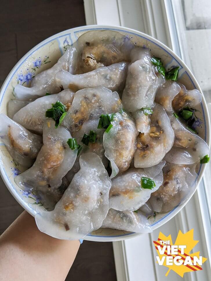 banh bot loc in a bowl with onion oil