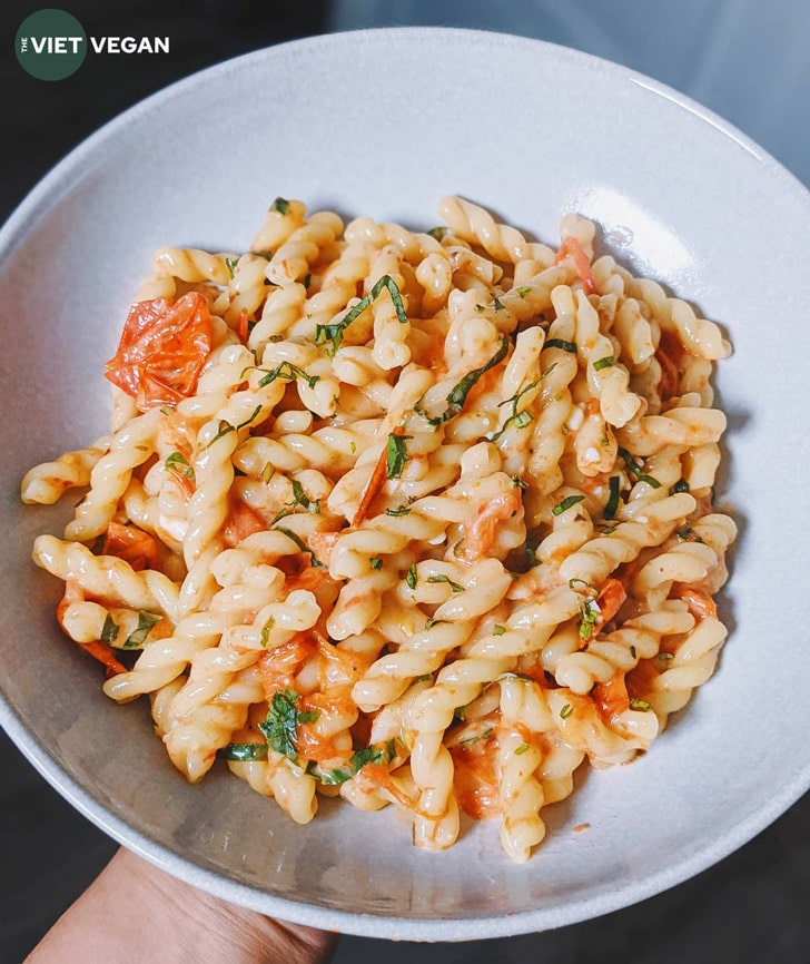 a serving of pasta in a bowl, 