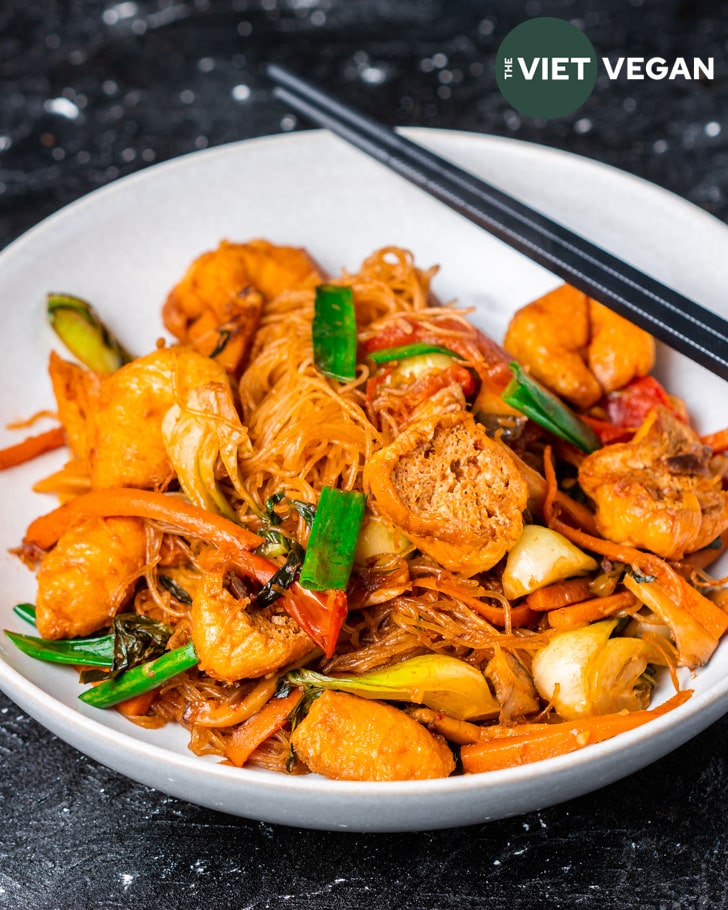 Tom yum fried vermicelli noodles in a bowl